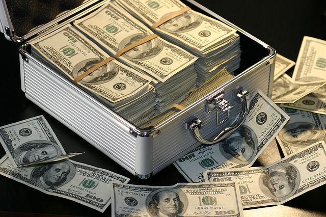 kufr a peníze.jpg