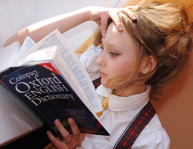 dívka se slovníkem