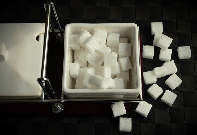 kostky cukru v nádobě
