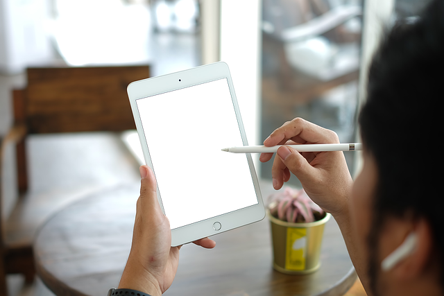 iPad v ruce
