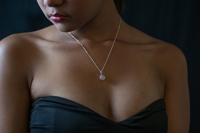 žena s náhrdelníkem 